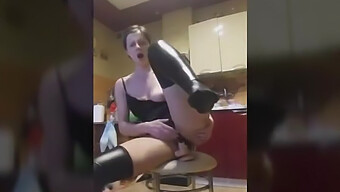 Chica Polaca Poniéndose Traviesa Con Un Consolador