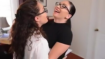 Lesbičky S Velkými Přírodními Kozy A Zadečky