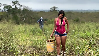 Latina Stiefmoeder Met Grote Natuurlijke Tieten Masturbeert Voor Halloween In Zelfgemaakte Video