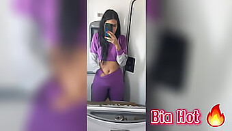 Bia Hot Se Laisse Aller À Son Plaisir Personnel Dans Les Toilettes D'Un Bus Public