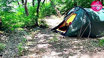 Flagrada Sozinha Na Floresta, Com Uma Visão De Puro Êxtase