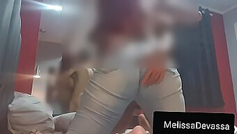 Il Fidanzato Di Melissa Devassa Non Può Resisterle In Jeans Stretti. Non Perdere Questo Spettacolo!