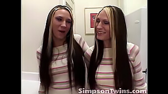 Sempson Twins Fa Sfregamenti E Ditalini In Cucina