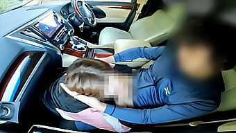 Vidéo Hentai D'Une Femme Infidèle Avec Son Amant Dans Une Voiture