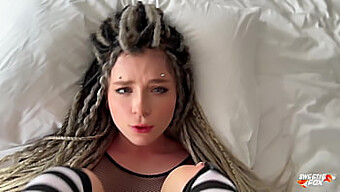 Eine Atemberaubende Alternative Mit Dreads Und Piercings Gibt Deepthroat-Blowjobs, Nimmt Harte Stöße Und Schluckt Sperma