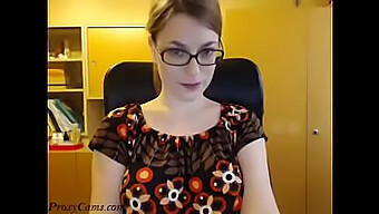 Kijk Hoe Een Schattig Nerdy Meisje Haar Bril Stript En Plaagt Voor De Webcam