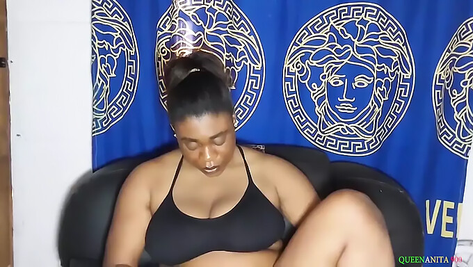 La Hermanastra Africana De Grandes Tetas Se Pone Traviesa