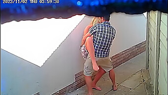 Amateur Stel Betrapt Op Camera Terwijl Ze Buitenseks Hebben