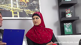 Kiihottava Arabi-Milf Hijabissa Antaa Nautintoa Suullisilla Taidoillaan