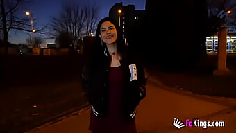 Cubaanse Bom Amanda Luxor Flirt Met Willekeurige Jongens Op Straat