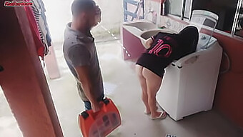 A White And Natural Housewife Offers Her Butt To The Washing Machine Repairman While Her Husband Is Away, In A Kinky And Rough Encounter