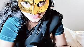 Homem Mascarado Recebe Uma Punheta De Sua Esposa Com Uma Bunda Grande