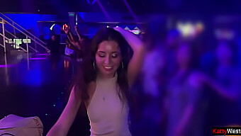 Katty West Se Pone Traviesa En El Baño De La Discoteca Con Sexo Salvaje