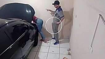 Um Chefe E Cliente Com Tesão Ficam Loucos Na Loja Do Mecânico Em Um Vídeo Amador Real.