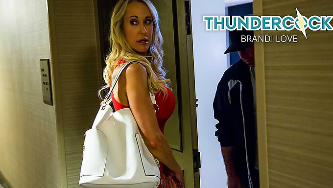 Milf Brandi Love Прави Небрежен Минет И Поглъща Сперма Като Професионалист