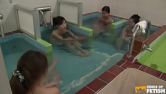 Gadis-Gadis Jepang Dijari Oleh Seorang Pria Di Kamar Mandi.