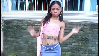 Adolescenta Asiatică Experimentează Prima Ei Experiență Anală Cu Un Tip Alb Tatuat