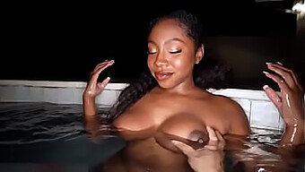 Hermosa Belleza Negra Se Folla Las Tetas Junto A La Piscina