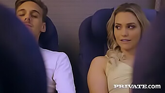 Søt Langhåret Babe Mia Malkova Får Sin Første Blowjob På Et Fly