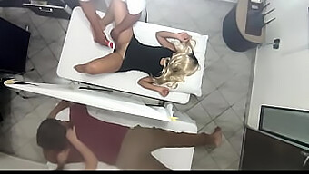 Massagem Erótica Leva A Esposa Sendo Fodida Pelo Médico Enquanto O Marido Assiste