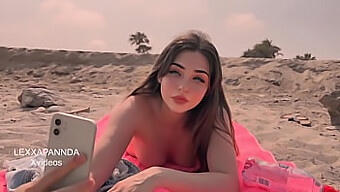 Remaja Kecil (18+) Menerima Ejakulasi Di Wajahnya Setelah Memberikan Oral Di Pantai.