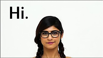 Mia Khalifa'S Onberispelijke Lichaamsbouw Te Zien In Een Close-Up Weergave