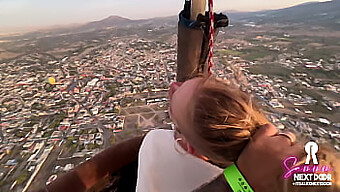 Intensives Liebesspiel Im Morgengrauen, Während Sie In Einem Heißluftballon In Der Nähe Von Pyramiden Schwebt Und Mit Einem Deepthroat-Höhepunkt Endet