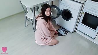 Mijn Vriendin Met Kleine Borsten Zit Bijna Gevangen In De Wasmachine En Betrapt Me Op Hunkeren Naar Haar Kont En Kutje